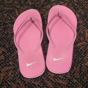 Pink nike flip fops